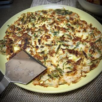 大葉と玉葱と九条葱のチヂミ 大葉と玉葱と九条葱のチヂミ 旦那飯,男の料理,手料理の写真素材
