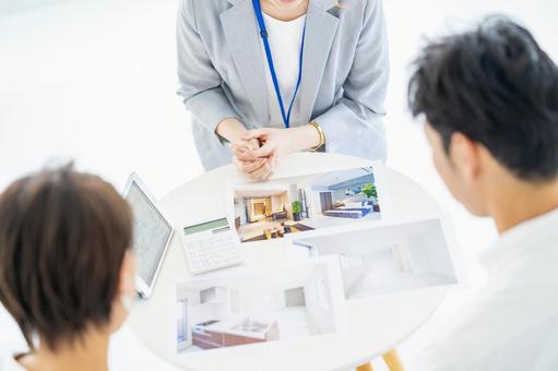 A woman in a suit who sells real estate to men and women, sales, business woman, consultation, JPG