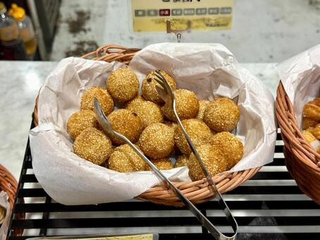 バイキング　一口サイズの丸ドーナツ サータアンダギー,ドーナツ,ボールドーナツの写真素材