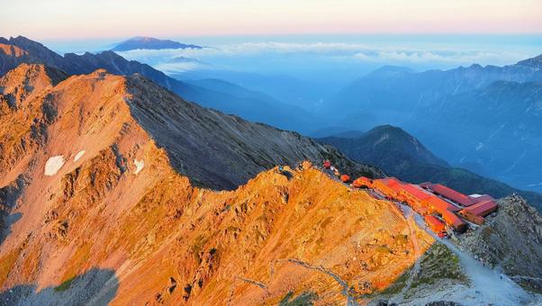 槍ヶ岳から見るモルゲンロート 槍ヶ岳から見るモルゲンロート 山,登山,槍ヶ岳の写真素材