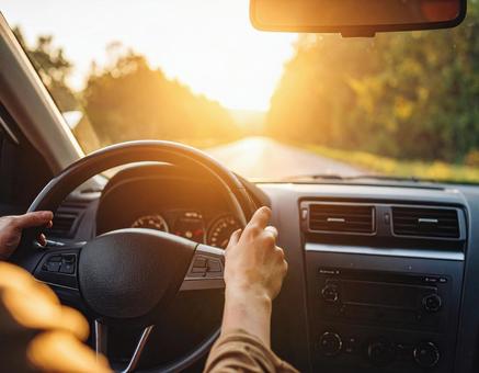 自動車の運転席から見える景色 自動車の運転席から見える景色の写真
