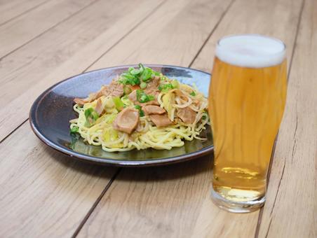 もつ焼そばとビール もつ焼そばとビール もつ焼,モツ,ビールの写真素材