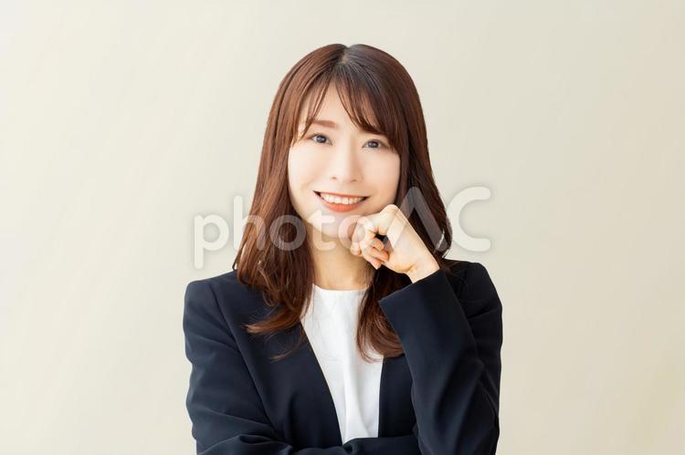 肘をつく笑顔のビジネスウーマン 女性,ビジネス,笑顔の写真素材