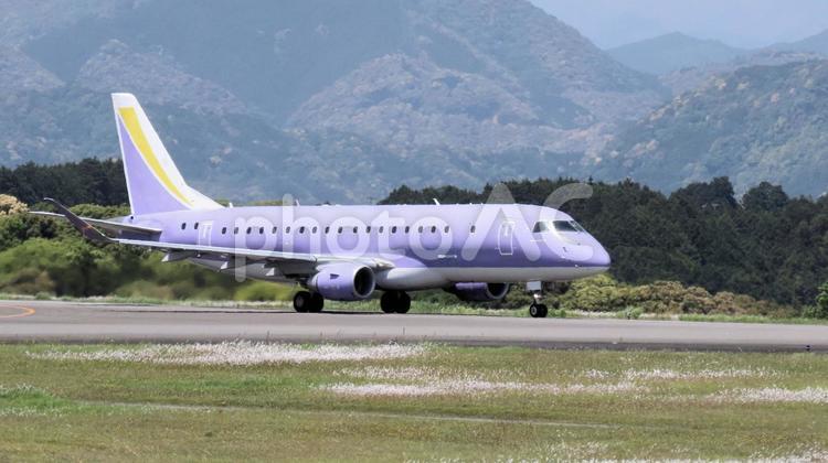 富士山静岡空港を離陸間際の国内線旅客機 飛行機,旅客機,富士山静岡空港の写真素材