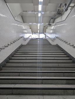 地下鉄渋谷駅の階段 階段,地下鉄,地下の写真素材