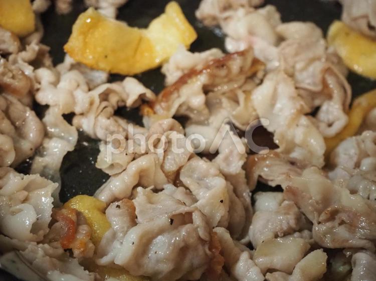 油揚げと豚肉を炒める 油揚げ,豚肉,炒めるの写真素材