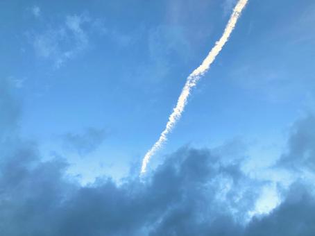 空と飛行機雲 飛行機雲,空,景色の写真素材