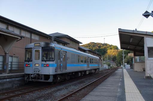 JR牟岐線、由岐駅、ホーム jr,jr四国,牟岐線の写真素材