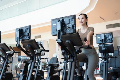 スポーツジムでトレーニングをする若い女性 スポーツジム,フィットネス,ダイエットの写真素材