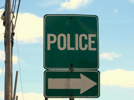 警察署への指示標識 警察署への指示標識 緑,警察,警察署の写真素材