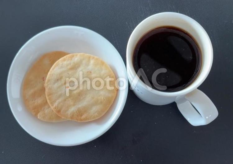 ドリップコーヒーと三幸の海老せん コーヒータイム,コーヒーブレイク,コーヒーの写真素材