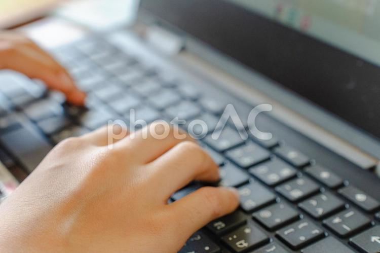 子供がパソコンを操作 タイピング,キーボード,パソコンの写真素材