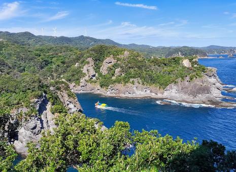 石廊埼から東側の眺望と観光クルーズ船 石廊埼,石廊崎,静岡県の写真素材
