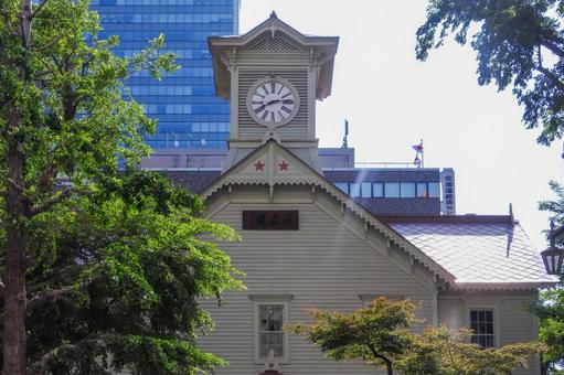 朝の陽ざしを受ける札幌時計台 木々,木,樹木の写真素材