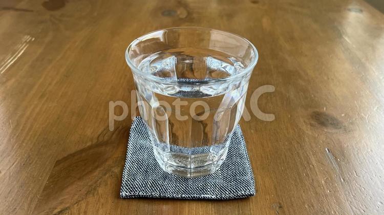 水の入ったコップ（ヨコ、コースターあり） グラス,コップ,水の写真素材