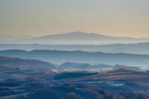 本沢牧場から望む藻琴山と秋色の丘陵地帯 北海道,北見市,本沢牧場の写真素材