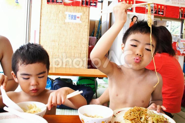 海の家で焼きそばを食べる子供 海の家,焼きそば,カレーの写真素材