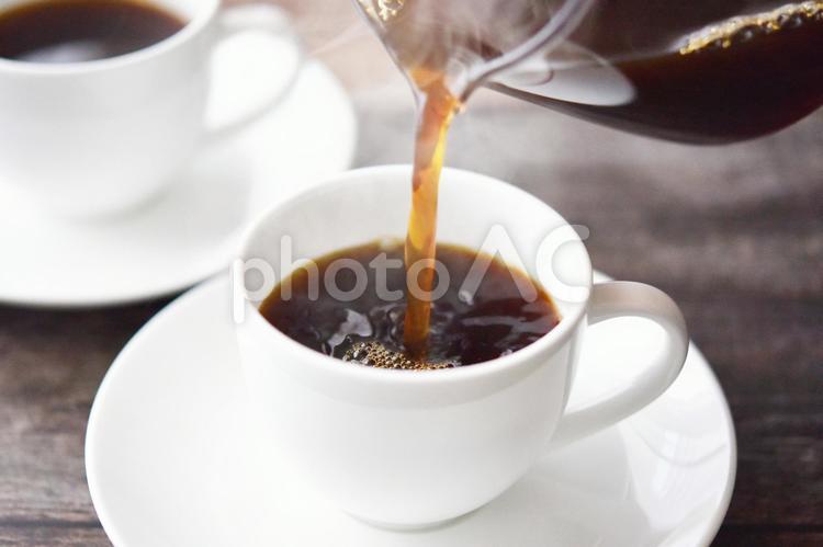 コーヒーをそそぐイメージ コーヒー,コーヒー豆,珈琲豆の写真素材