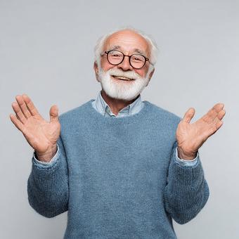 眼鏡をかけた親しみやすい笑顔のシニア男性 眼鏡をかけた親しみやすい笑顔のシニア男性の写真