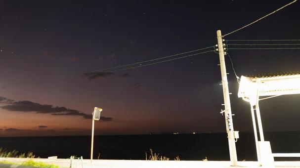 海沿いに輝く夜の駅 海沿いに輝く夜の駅の写真