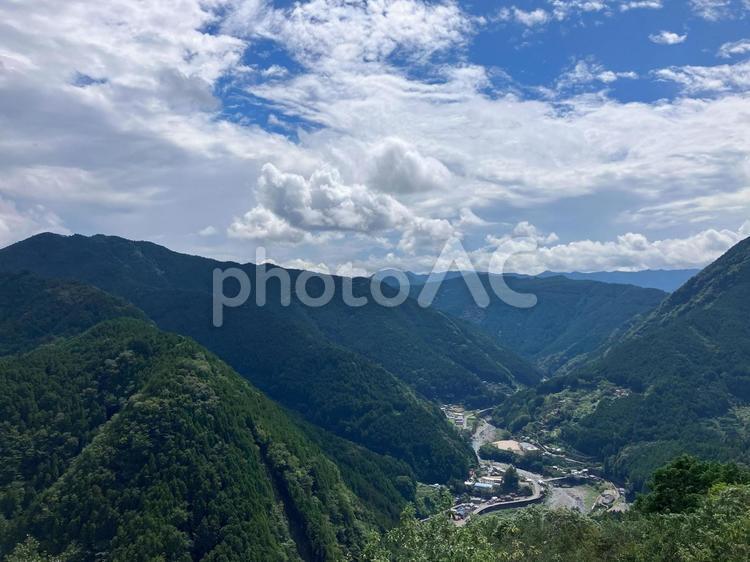 山頂から見える谷と空 谷,絶景,展望の写真素材