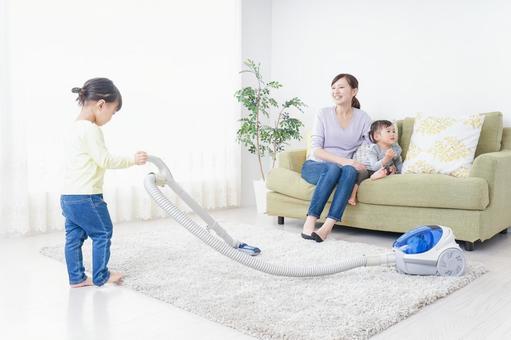 家事をする子供とお母さん 家事をする子供とお母さん 子ども,お母さん,部屋の写真素材