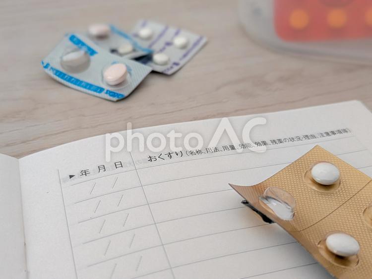 おくすり手帳と処方された薬 薬,処方薬,処方箋の写真素材