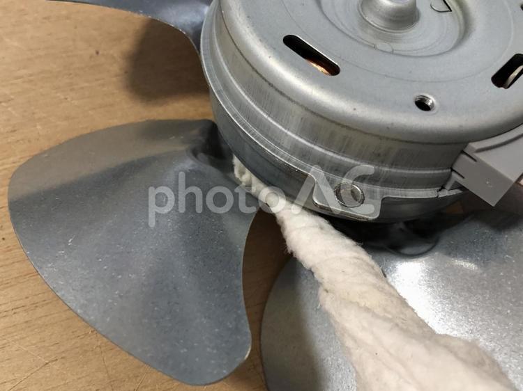 割り箸に布を巻いてプロペラの掃除 清掃,拭き掃除,雑巾の写真素材