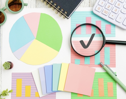 机上のグラフと文房具 仕事,グラフ,ビジネスの写真素材