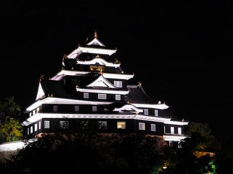 ライトアップされた岡山城天守閣 ライトアップされた岡山城天守閣 岡山城,ライトアップ,烏城灯源郷の写真素材