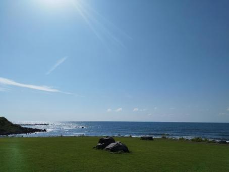 秋田の海と芝生 秋田の海と芝生の写真