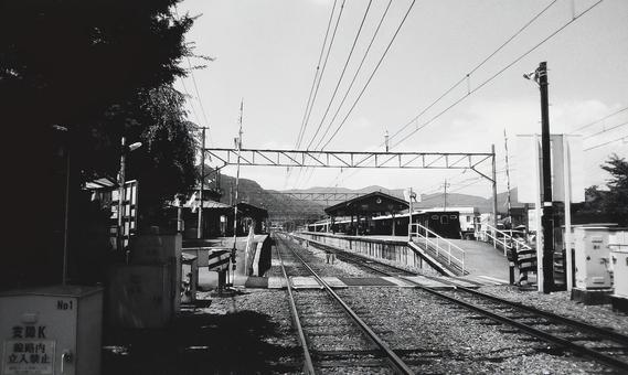 旅の始まり(モノクロ) 旅の始まり(モノクロ) 線路,駅,鉄道の写真素材