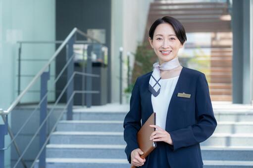 オフィスで働くコンシェルジュ コンシェルジュ,受付,受付嬢の写真素材