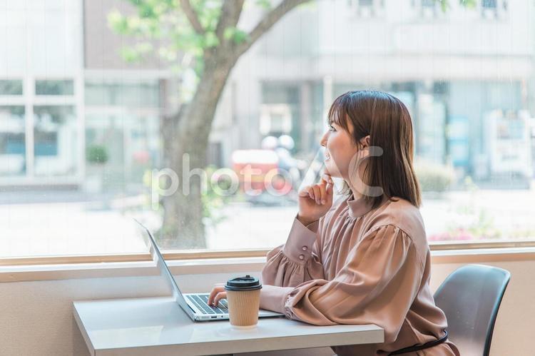 カフェでパソコンを使いながら考える女性 パソコン,ビジネスウーマン,女性の写真素材