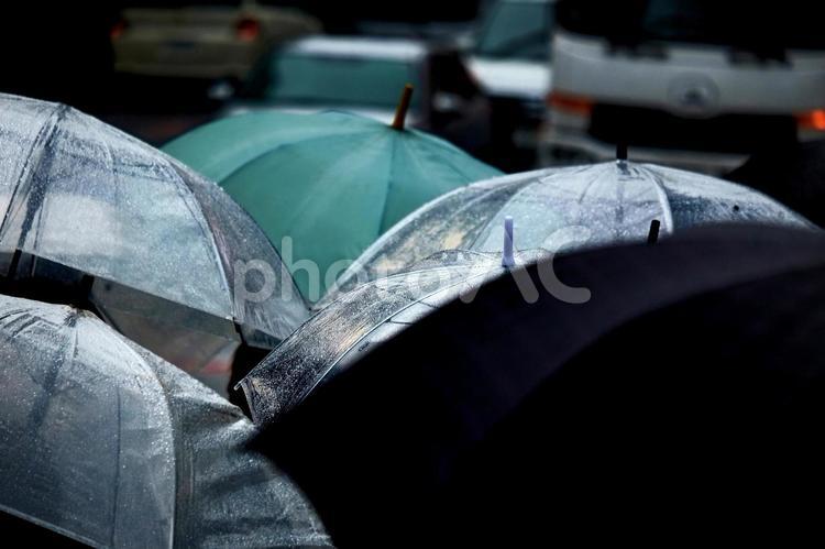 雨の日の都会 雨,傘,群衆の写真素材
