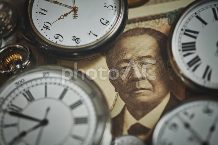 懐中時計と渋沢栄一の日本紙幣 紙幣,時間,お金の写真素材