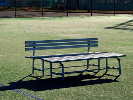 西日が差し込むテニスコート　ベンチ ベンチ,椅子,影の写真素材