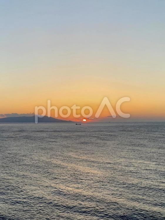 熱海の海と、日の出と船 海,朝日,シルエットの写真素材
