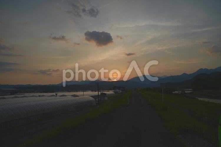 田舎の夕暮れ 堤防,夕方,夕陽の写真素材