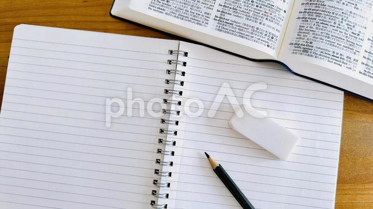教育　ノートと英和辞典　テスト勉強 教育,勉強,学習の写真素材