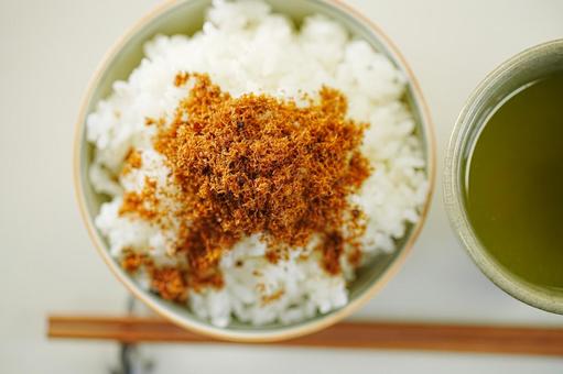 山椒風味の鰹のふりかけご飯 山椒風味の鰹のふりかけご飯の写真