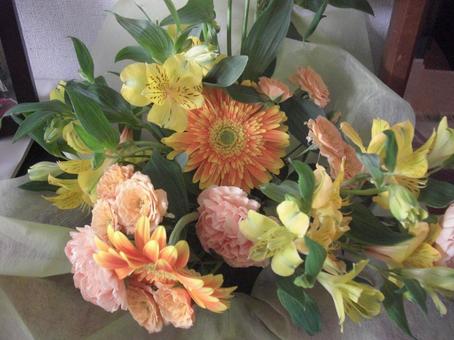部屋の花束 部屋の花束 花束,ボタン,ユリの写真素材