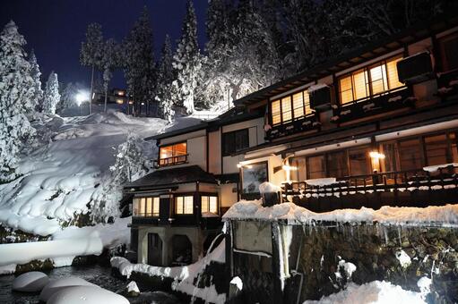 夜の雪景色に佇む温泉旅館 旅館,雪景色,夜の写真素材
