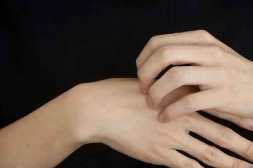 手を掻く男性 手を掻く男性の写真