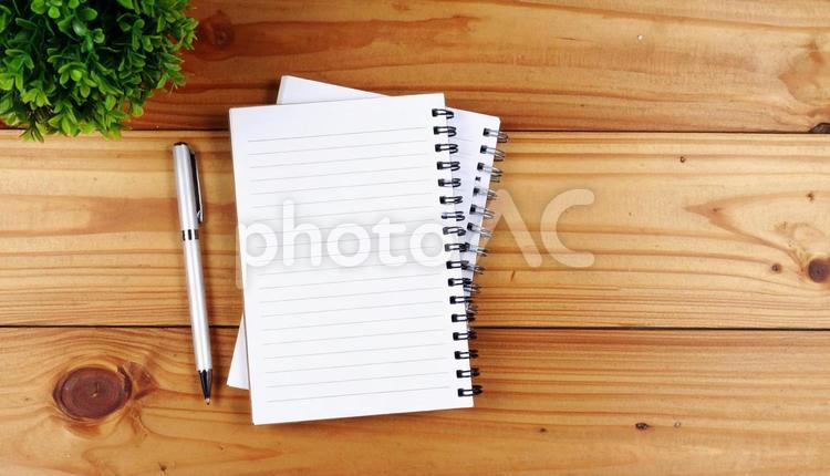 デスクと筆記用具 勉強,本,文房具の写真素材
