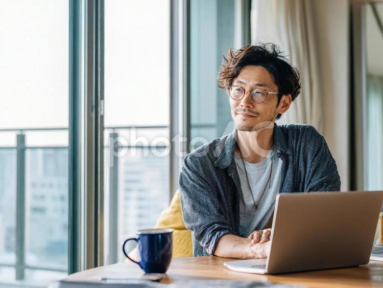 自宅で仕事をする男性 在宅勤務,テレワーク,男性の写真素材