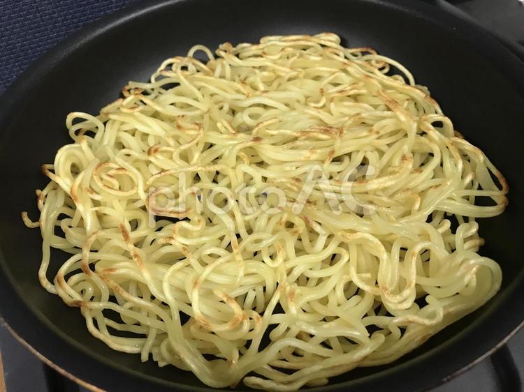 フライパンでかた焼きそばの麺を焼く かた焼きそば,麺,焼きそばの写真素材
