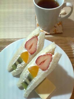 フルーツサンドと紅茶 フルーツサンドと紅茶の写真