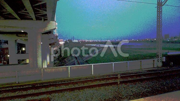 駅のホームからの夕暮れの土手 土手,駅,ホームの写真素材