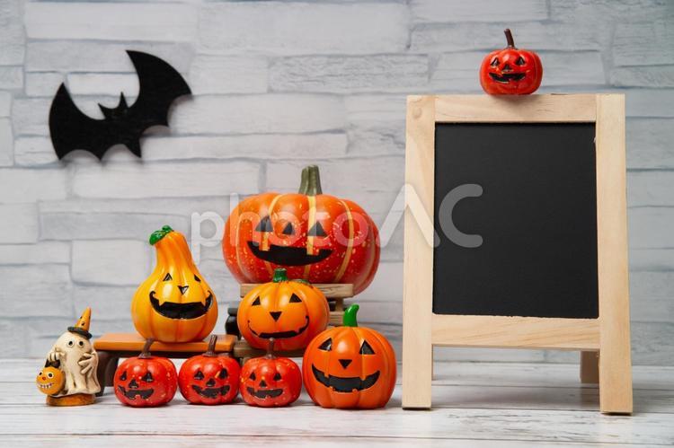 ハロウィンの飾りと黒板の背景素材 ハロウィン,ハロウィーン,黒板の写真素材